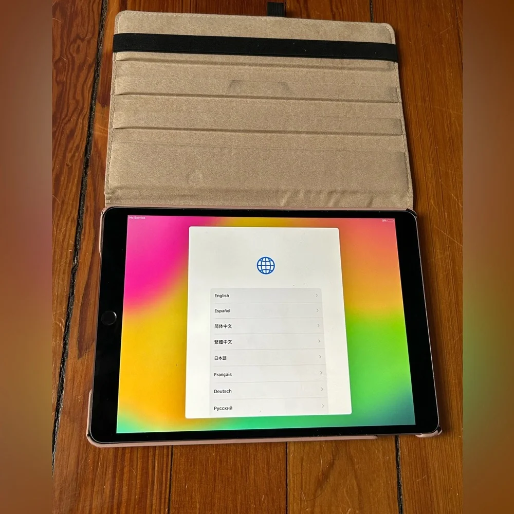 Used ipad, good condition, comes with case!
